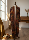 Kimono Éclats d'Automne in sophisticated autumn setting